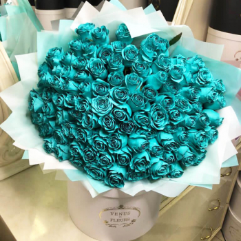81 бирюзовая роза в букете
