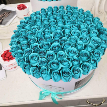 81 бирюзовая роза в коробке