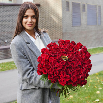 81 красная роза в букете 