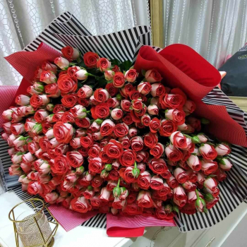 81 красная кустовая роза в букете