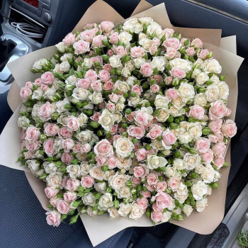 81 нежно-розовая кустовая роза в букете