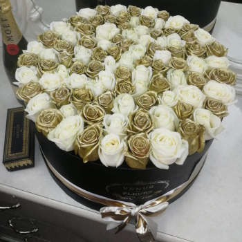 81 бело-золотая роза в коробке 81 бело-золотая роза в коробке