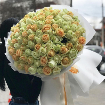 Бело-персиковый букет из 81 розы