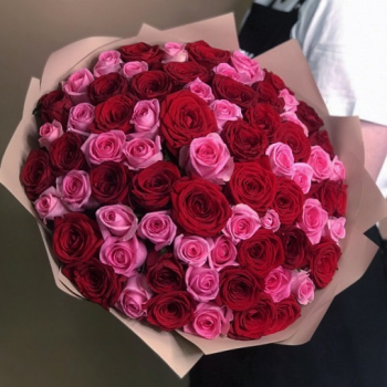 Красно-розовый букет из 81 розы