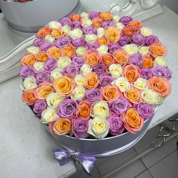 Разноцветные розы в коробке - 81 шт.