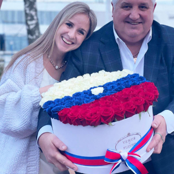 Флаг России из роз - 81 шт. Флаг России из роз - 81 шт.