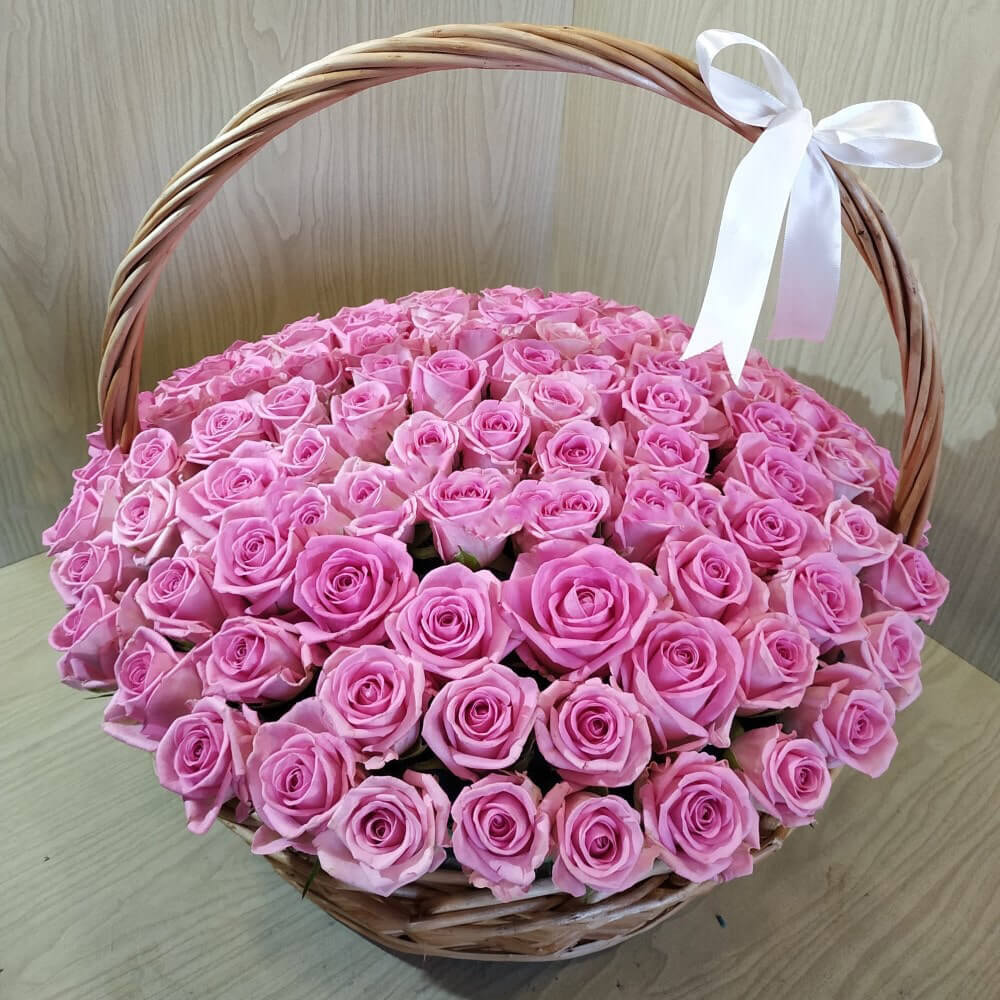 Розовые розы в корзине - 131 шт.
