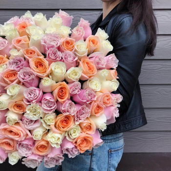 Разноцветные розы в букете - 131 шт. Разноцветные розы в букете - 131 шт.
