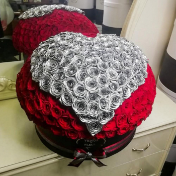 Красные розы с сердцем - 301 шт.