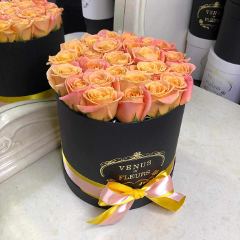 Оранжевые розы в коробке - 29 шт.