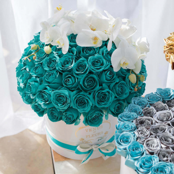 Бирюзовые розы с орхидеями от 51 шт. Бирюзовые розы с орхидеями от 51 шт.