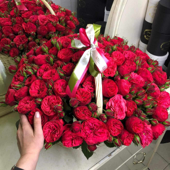 Пионовидные розы в корзине от 29 шт. Пионовидные розы в корзине от 29 шт.
