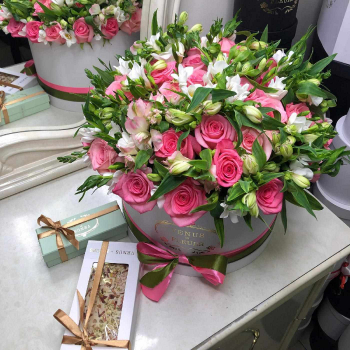 Розовые розы с фрезиями от 55 шт.