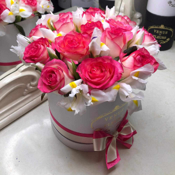 Розовые розы с ирисами - 41 шт. Розовые розы с ирисами - 41 шт.