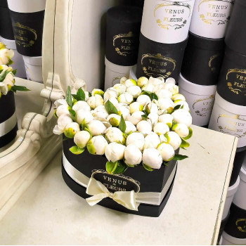 Белые пионы в сердце от 41 шт.