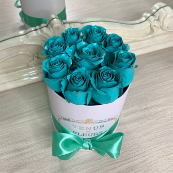 11 бирюзовых роз в коробке
