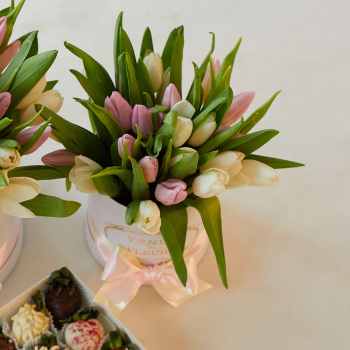 29 нежных тюльпанов в коробке 29 нежных тюльпанов в коробке