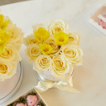 Белые розы с нарциссами - 13 шт. Белые розы с нарциссами - 13 шт.