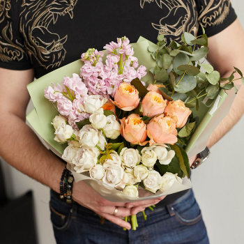 Пионовидные розы с маттиолой - 15 шт.