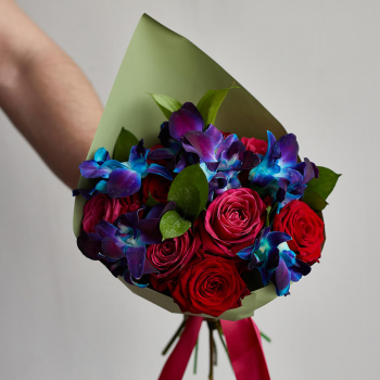 Розы с синими орхидеями - 19 шт. Розы с синими орхидеями - 19 шт.