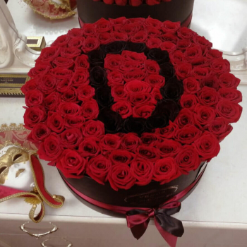 Красные розы с буквой от 51 шт.