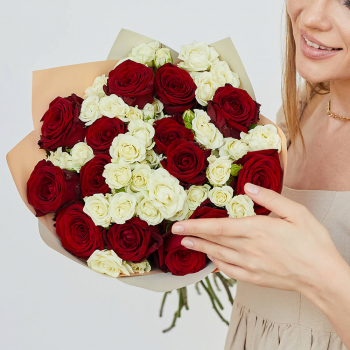 Кустовые розы с красными - 25 шт. Кустовые розы с красными - 25 шт.