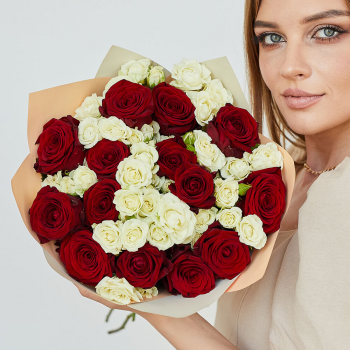 Кустовые розы с красными - 29 шт. Кустовые розы с красными - 29 шт.