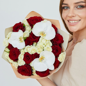 Кустовые розы с орхидеями - 29 шт.