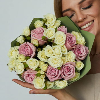 Кустовые розы с розовыми от 19 шт. Кустовые розы с розовыми от 19 шт.