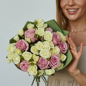 Белые кустовые розы с розовыми - 15 шт.