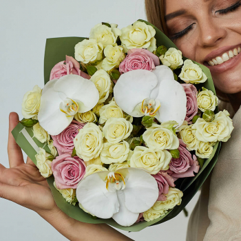 Кустовые розы с орхидеями - 15 шт.