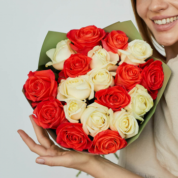 Бело-оранжевые розы от 19 шт. Бело-оранжевые розы от 19 шт.