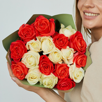 Бело-оранжевые розы от 19 шт.