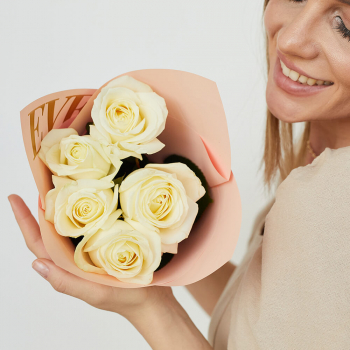 5 белых роз в букете 5 белых роз в букете