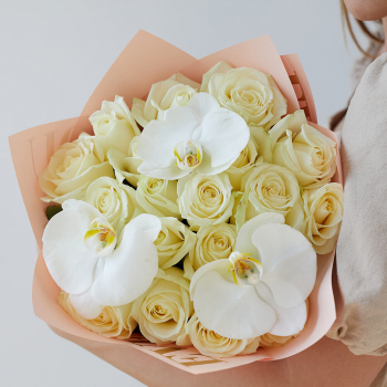 Белые розы с орхидеями - 15 шт. Белые розы с орхидеями - 15 шт.