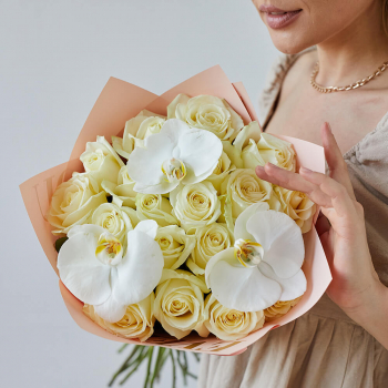 Белые розы с орхидеями - 19 шт. Белые розы с орхидеями - 19 шт.