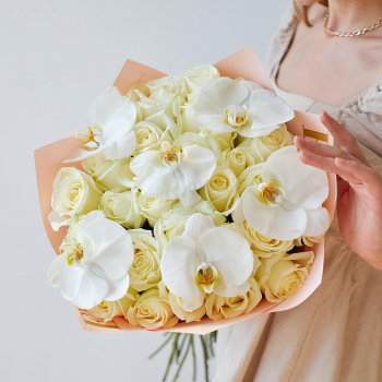 Белые розы с орхидеями - 25 шт. Белые розы с орхидеями - 25 шт.