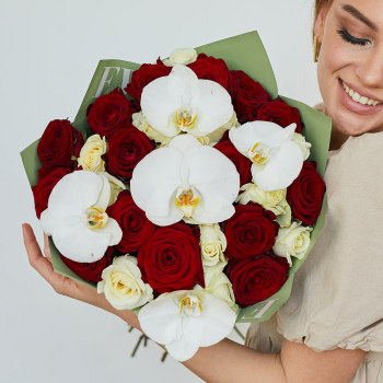 Красно-белые розы с орхидеями - 25 шт.