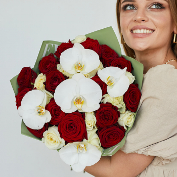 Красно-белые розы с орхидеями - 31 шт. Красно-белые розы с орхидеями - 31 шт.