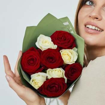 13 красно-белых роз в букете
