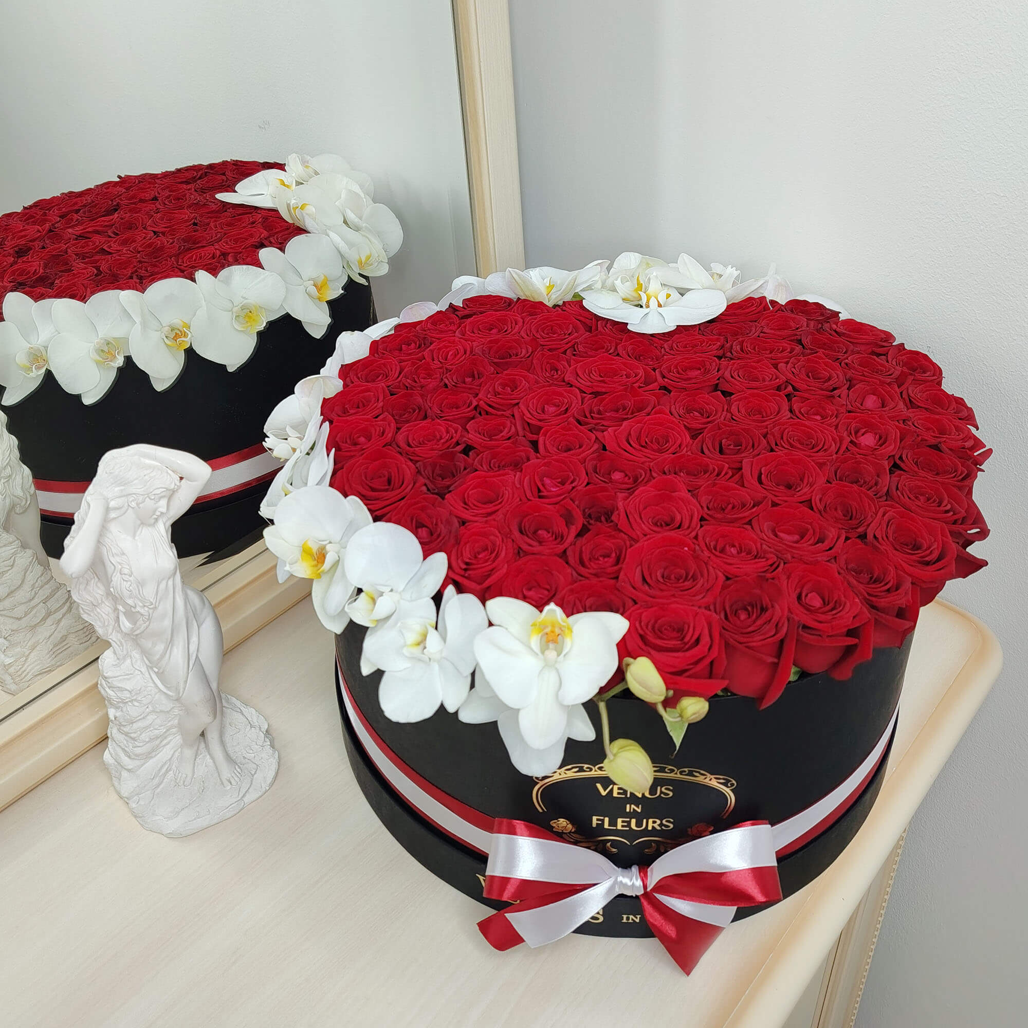 Красные розы с орхидеями от 51 шт.