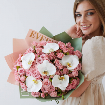 Кустовые розы с орхидеями от 19 шт.