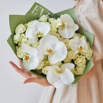 Белые кустовые розы с орхидеями - 25 шт. Белые кустовые розы с орхидеями - 25 шт.