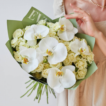 Белые кустовые розы с орхидеями в букете - 31 шт.