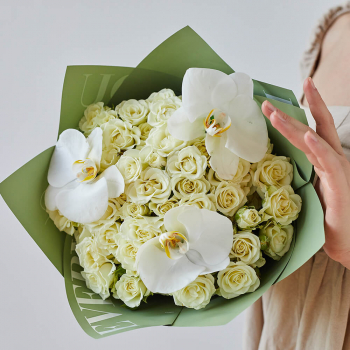 Белые кустовые розы с орхидеями - 19 шт.