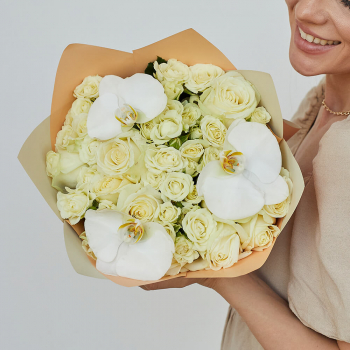 Белые кустовые розы с орхидеями - 15 шт. Белые кустовые розы с орхидеями - 15 шт.