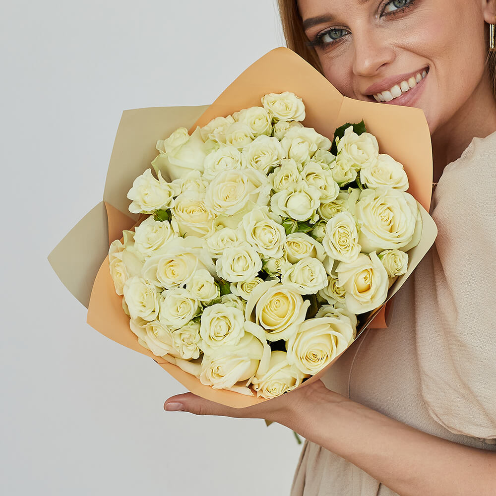 Белые кустовые розы в миксе - 21 шт.