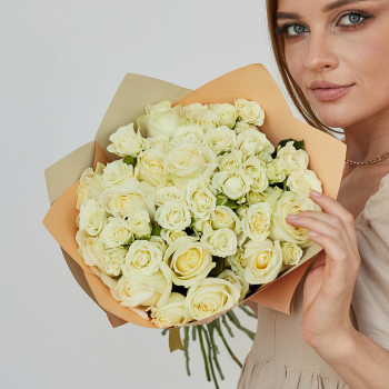 Белые кустовые розы в миксе - 15 шт. Белые кустовые розы в миксе - 15 шт.