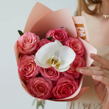 Розовые розы с орхидеей - 11 шт.
