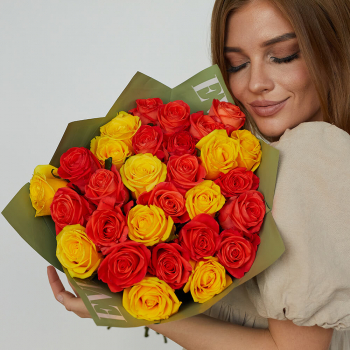 Желтые и коралловые розы - 29 шт.